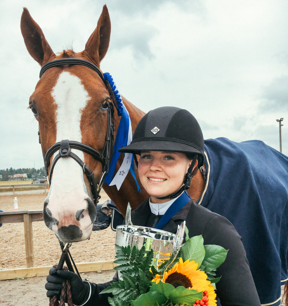 Hoppryttaren Janina Kvarnström väljer Nutrolin Horse™-produkterna till sina hästar