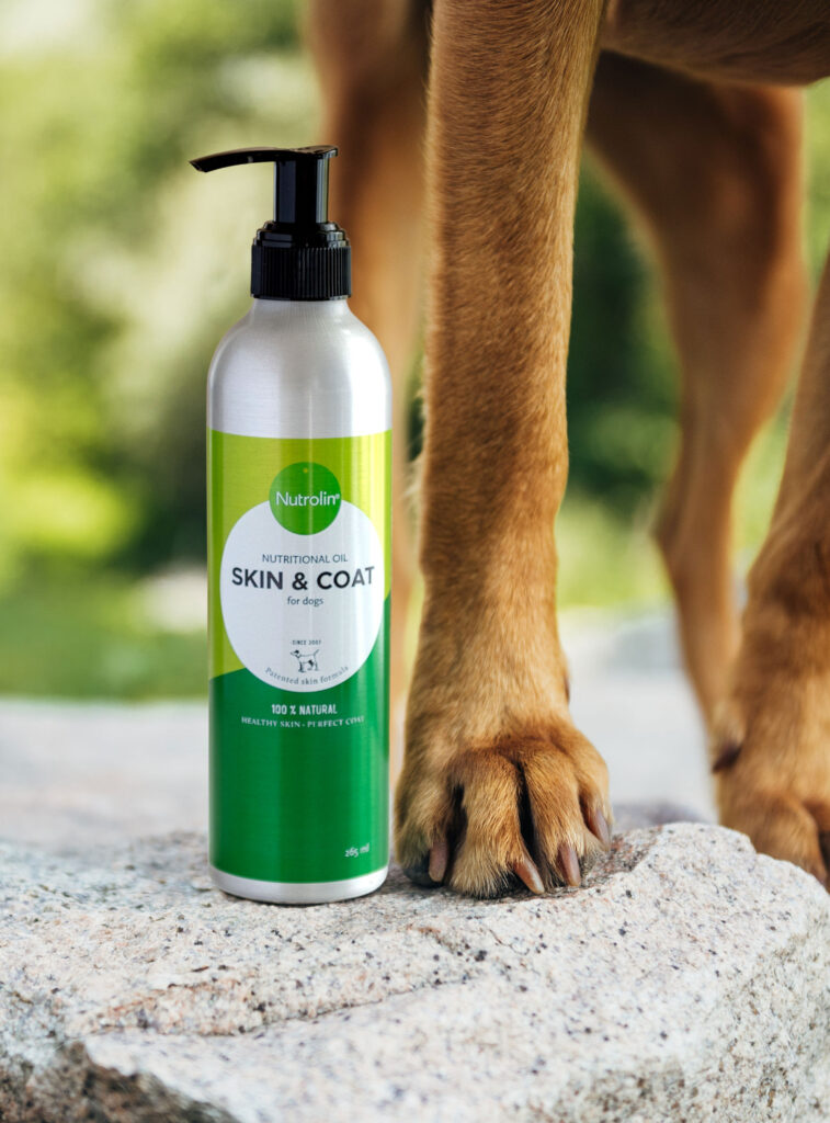 Hundtass och en flaska Nutrolin® SKIN & COAT