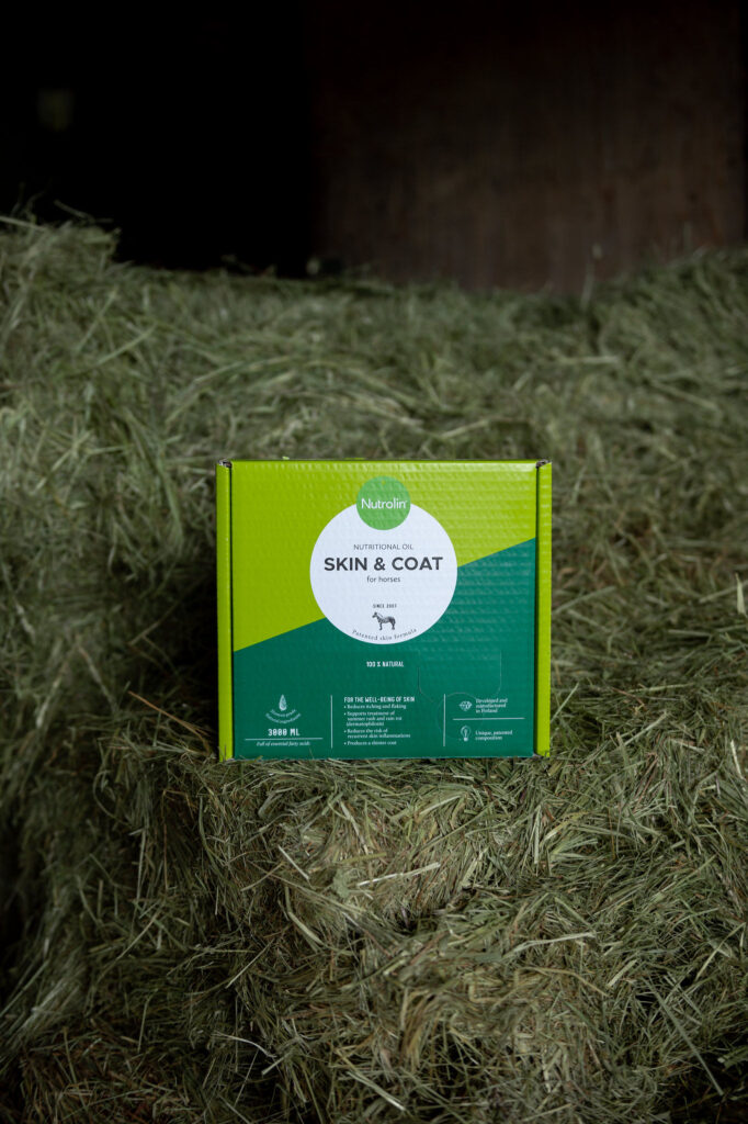 Nutrolin® HORSE Skin & Coat på en höbal