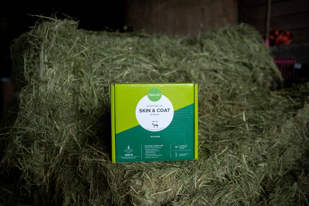Nutrolin® HORSE Skin & Coat-paketet på en höbal