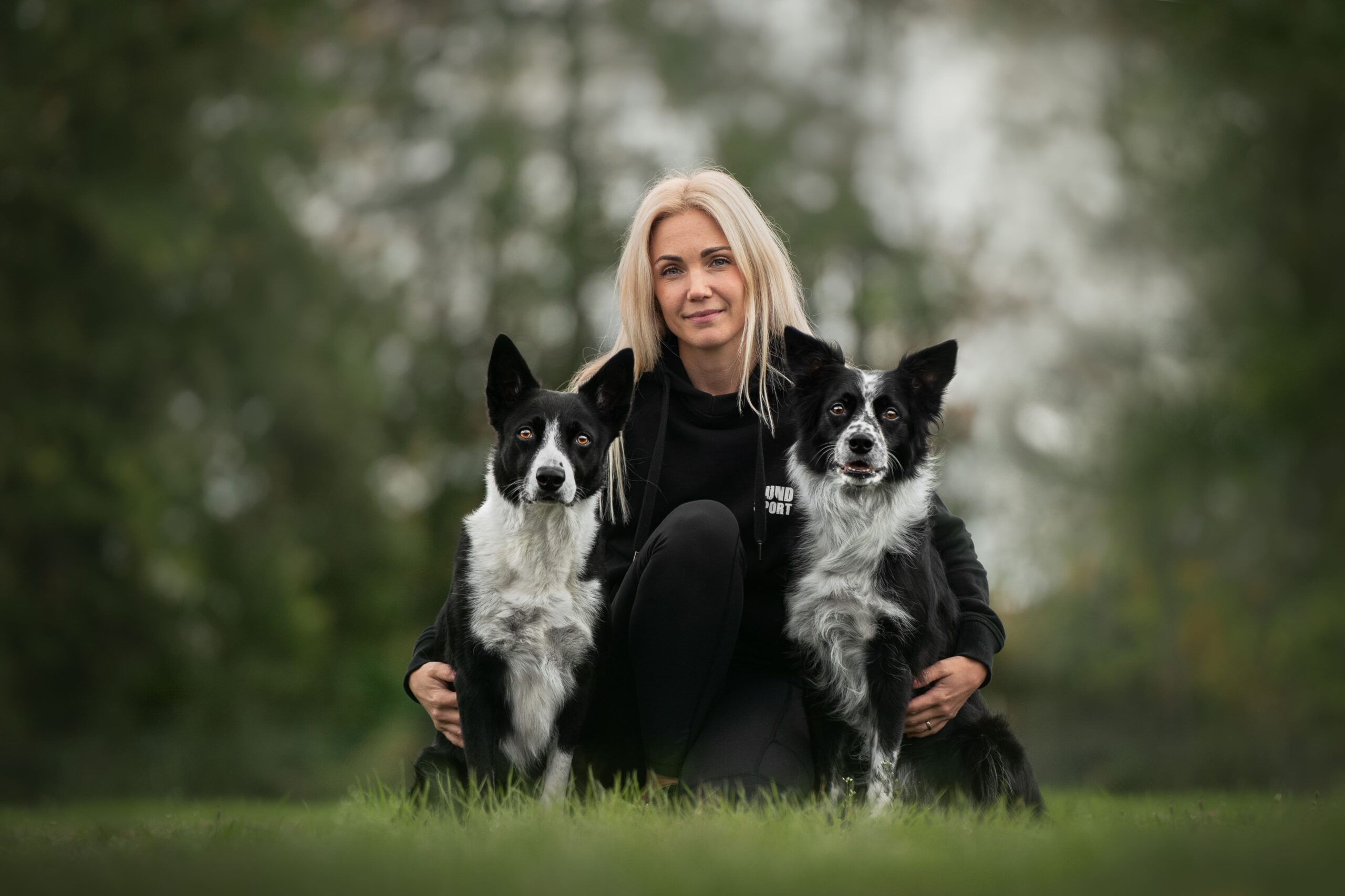 Sara Lidén med hundarna Fina och Dot