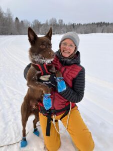 Hunden Redisan med sin matte ute i snön