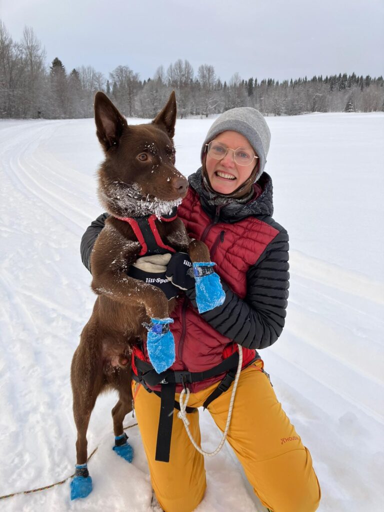 Hunden Redisan med sin matte ute i snön