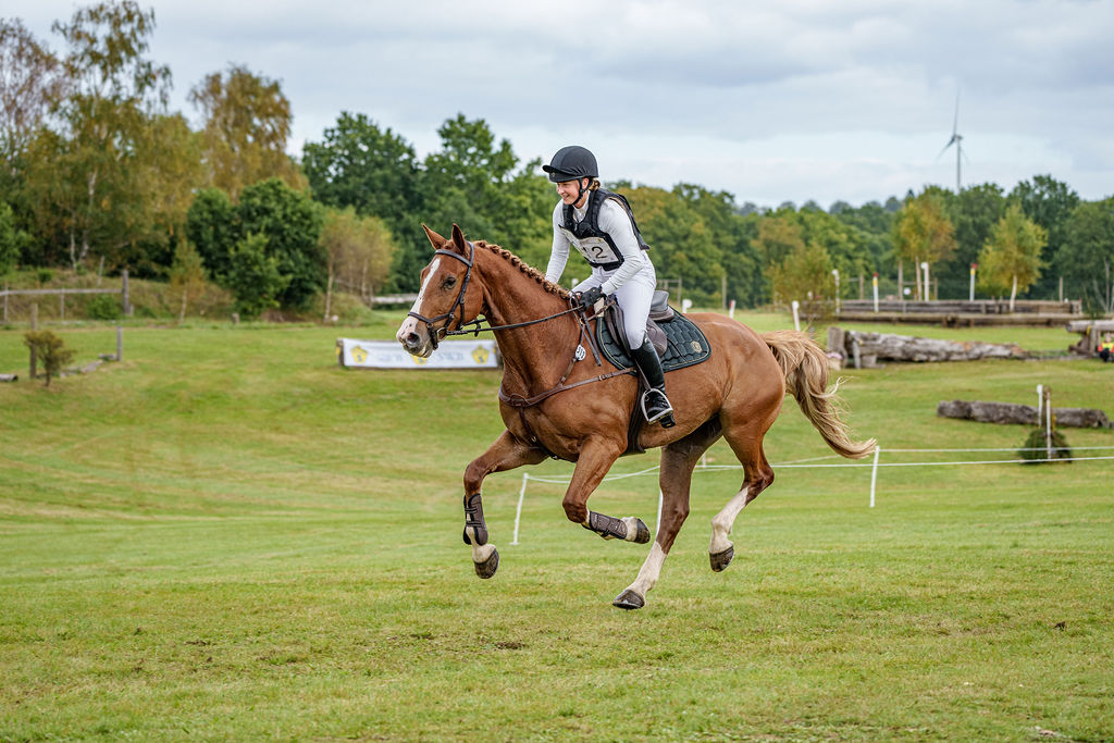 Yohanna Andersson galopperar med hästen Checkmate