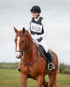 Yohanna Andersson med hästen Checkmate