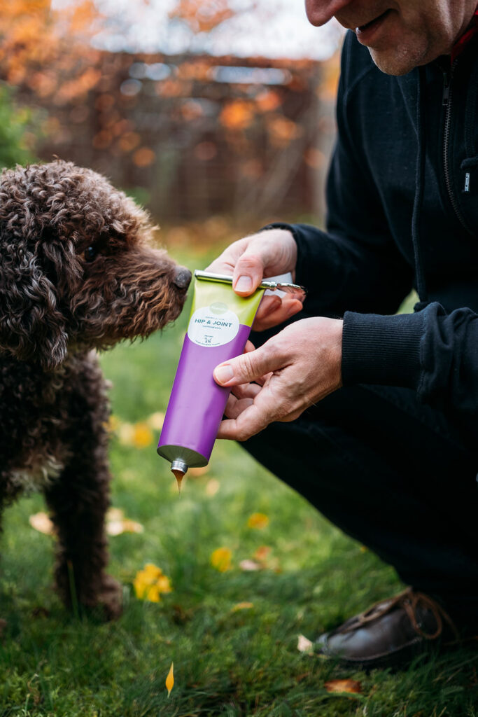 Hundens ledtillskott Nutrolin® HIP & JOINT är marknadens effektivaste produkt för stödvård av artros.