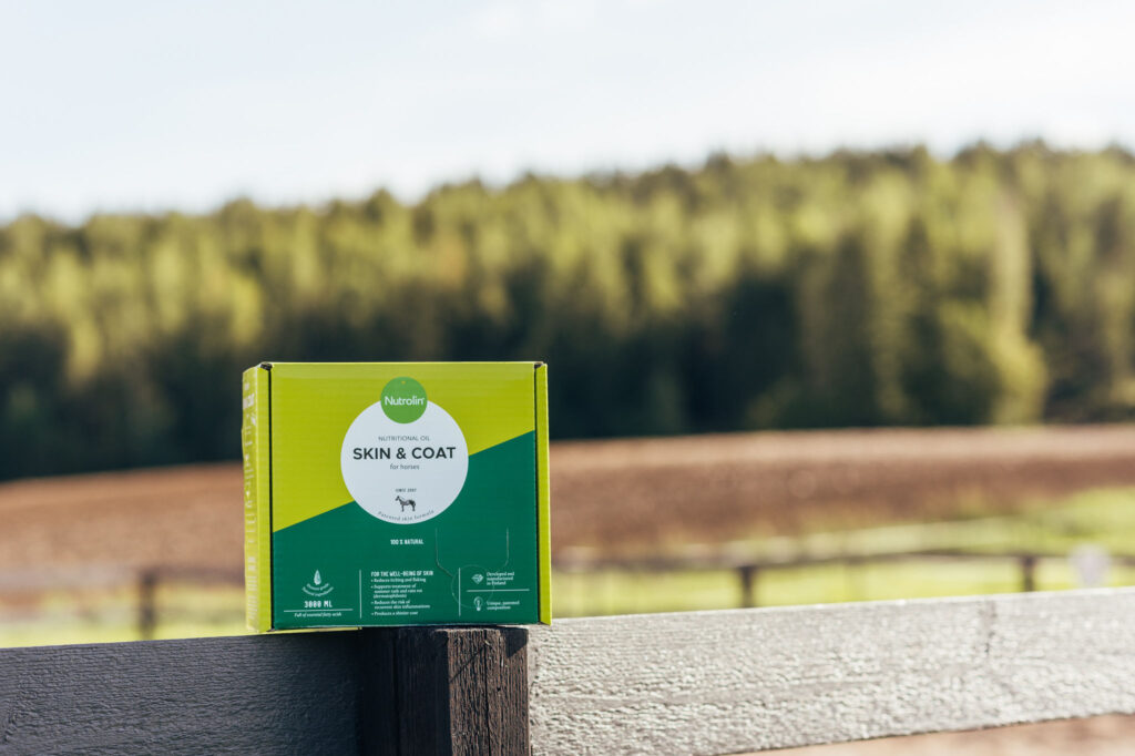 Nutrolin® HORSE Skin & Coat ger hästen den mängd essentiella fettsyror den behöver. Oljan innehåller rikligt med linolsyra (LA), en omega-6-fettsyra som är essentiell för hudens och pälsens välbefinnande, samt omega-3- och omega-6-fettsyrorna ALA, GLA och SDA, som optimerar linolsyrans ämnesomsättning.